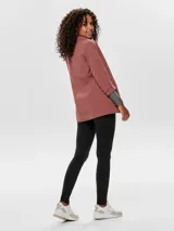 Blazer regular fit color rosado viejo, con cuello solapa, mangas 3/4 y bolsillos frontales ribeteados.