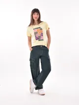 Remera negra de algodón con estampado frontal de la palabra "MERCI" en letras delineadas con colores del arcoíris.