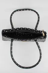 Cartera tipo baguette color negro con textura efecto cocodrilo, diseño alargado, doble asa de mano y cierre superior.