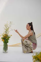 Pantalón de pierna ancha con cintura elastizada y bolsillos laterales.