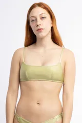 Conjunto de bikini color verde oliva, compuesto por un corpiño con escote recto, breteles finos y relleno, y una bombacha tiro bajo con laterales finos.