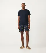 Remera de manga corta y cuello redondo, confeccionada en algodón peruano de alta calidad. Presenta un diseño liso y corte cómodo, ideal para uso diario.