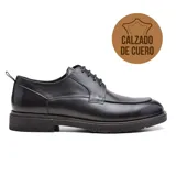 Zapato casual de cuero negro, con cordones y suela gruesa.