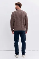 Sweater de punto con diseño de trenzas verticales, cuello redondo y puños acanalados.