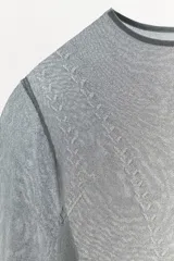 Camiseta de manga larga y cuello subido, confeccionada en tejido de mezcla de viscosa con un patrón calado o perforado.
