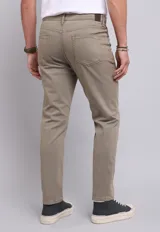 Pantalón negro de corte recto, estilo jeans de cinco bolsillos, confeccionado en algodón y elastano.