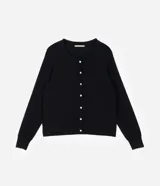 Cardigan de punto color beige, con cuello redondo, cierre frontal abotonado y puños y ruedo acanalados.