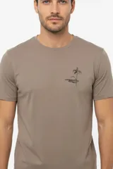 Remera de manga corta y cuello redondo, color blanco, de corte holgado, con estampa pequeña de un velero en el pecho.