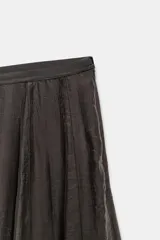 Falda midi de tiro medio de la colección ZARA Woman, confeccionada en mezcla de lyocell con acabado fluido y bajo en línea evasé. Cuenta con forro interior a tono y cierre lateral con cremallera oculta.