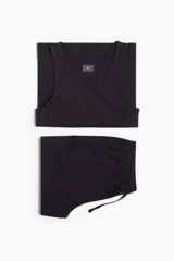 Pijama de dos piezas compuesto por una musculosa acanalada de cuello redondo y un short con cintura elástica, cordón ajustable y bolsillos laterales.
