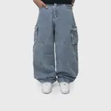Pantalón cargo de jean con corte ultra baggy, diseño de costuras curvas en el frente y bolsillos laterales tipo cargo con solapa.