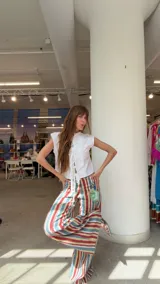 Jean wide leg de tiro medio en color azul, con recortes y pespuntes a contratono.