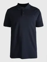 Chomba de piqué azul marino con cuello clásico, tapeta de dos botones y logo tonal de Calvin Klein bordado en el pecho. Corte clásico y mangas cortas.