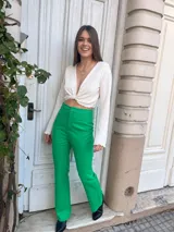 Pantalón de vestir verde esmeralda, de corte recto y tiro alto.