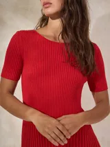 Camiseta roja de tejido de punto acanalado, de corte ajustado y mangas cortas abullonadas.
