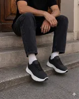 Championes urbanos de diseño moderno, color negro con suela de plataforma blanca. Presentan cordones al tono y una estructura robusta con acabado en cuero sintético.