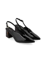 Zapato de fiesta negro charol con punta fina, talón descubierto y tira con hebilla. El taco es ancho y tiene un estampado carey.