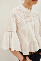 Camisa de algodón color negro, con cuello redondo, mangas tres cuartos abullonadas y detalles de encaje y alforzas en el frente y mangas.