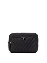 Estuche de maquillaje acolchado de color negro, con diseño matelassé en chevron en el bolsillo frontal, cierre con cremallera y detalle del logo de la marca en herraje dorado.