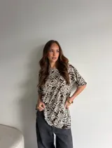 Remerón de viscosa con estampado floral abstracto en marrón y blanco, de corte holgado y mangas cortas.