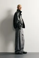 Jeans balloon fit de corte relajado y tiro medio, confeccionados en denim de algodón con efecto lavado y diseño clásico de cinco bolsillos.