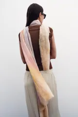 Camiseta color crudo de corte slim fit, con escote en pico, manga corta y tejido de punto acanalado.