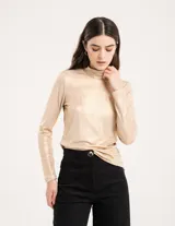 Polera dorada de cuello alto y manga larga, confeccionada en tejido elastizado con terminación metalizada.