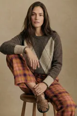 Sweater de punto con diseño de rombos en tonos marrón y beige, cuello redondo y mangas largas con puños acanalados en contraste.