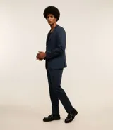 Pantalón de vestir azul marino, de corte recto, con cintura con trabillas, cierre tradicional con vista oculta y bolsillos laterales.