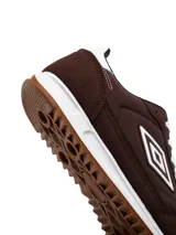 Championes Umbro Omni de hombre, color negro con detalles en rojo, entresuela blanca y suela de goma marrón.