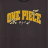 Camiseta negra de manga corta con cuello redondo y estampado frontal con el logo de la serie de anime 'One Piece' en letras amarillas.
