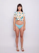 Bombacha de bikini básica color celeste con textura de flores.