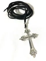 Collar con dije de cruz gótica plateada y cordón de cuero ecológico negro.