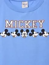 Remera corta celeste con estampado de Mickey Mouse.