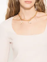 Top negro al cuerpo, de mangas largas y escote cuadrado.