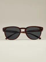 Lentes de sol con montura color carey y lentes polarizadas color negro.