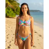 Bikini de dos piezas con estampado floral en tonos turquesa y fucsia. El top presenta un diseño tipo cut-out con tiras cruzadas en la parte inferior y breteles finos. La bombacha es de corte tanga con laterales ajustables.