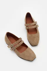 Ballerinas de cuero color camel con diseño de doble tira con hebillas metálicas y punta cuadrada.