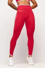 Calza deportiva de tiro alto color rojo, con franjas laterales blancas y detalles blancos en los tobillos.