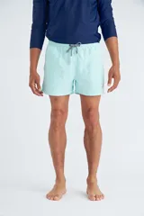 Short de baño color turquesa claro, con cintura elástica ajustable mediante cordón y detalle de etiqueta pequeña en el ruedo.