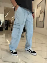 Pantalón cargo de jean color celeste, de corte oversize, con bolsillos laterales amplios en los muslos y bolsillos frontales superiores.