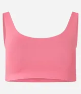 Top deportivo color marrón, sin copa, con escote redondo y breteles medianos.