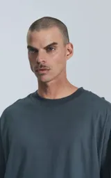 Remera de manga corta, corte crop y calce oversize, color gris oscuro (carbon) con cuello redondo.