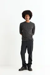 Remera de manga larga, color negro, con cuello redondo y corte recto.