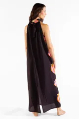 Vestido largo negro con cuello halter y estampado lateral de cabezas de tigre en tonos rosados y naranjas con hojas verdes.