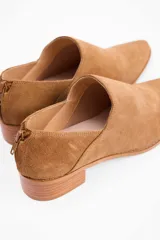 Zapato tipo mocasín de cuero vacuno con textura grabada, diseño de punta fina y taco bajo cuadrado. Cuenta con cierre en la parte posterior del talón.