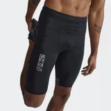 Calza de compresión deportiva 2XU, color negro, con diseño técnico y logo reflectante en el muslo. Cuenta con cintura elástica con cordón, múltiples bolsillos funcionales y costuras planas para mayor comodidad.
