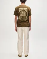 Remera verde militar de manga corta con estampado del logo de la marca Deus en el pecho.