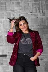 Blazer negro con lentejuelas, de corte recto y mangas largas.