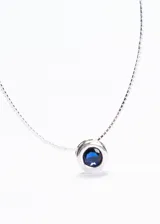 Cadena de plata 925 con dije circular con una zirconia azul engarzada. El largo de la cadena es de 45 cm más una extensión de 5 cm.